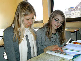 Schüler helfen Schülern - ein Lerntutorenteam bei der Arbeit