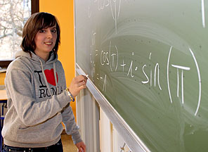 Elisabeth Schwarz (Q12) ist in Mathe einfach gut. Foto: Bayerl - Nordbayerischer Kurier