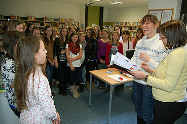 Mit einer kleinen Rede erklärten die Schüler, wie das Buch entstand.