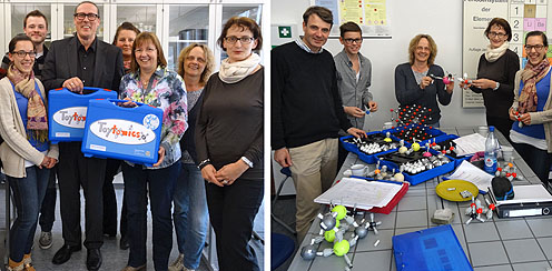 Die ganze Chemiefachschaft freute sich über das Geschenk, das Herr Stelzer überreichte (linkes Foto, Mitte). Danach ging es gleich ans Auspacken. Herr Dr. Pfeiffer erklärte den Molekülbaukasten (rechtes Foto, links)