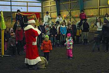 Der Nikolaus hatte Geschenke dabei.