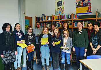 Süßes, Lesestoff und eine Urkunde waren die Belohnung für die besten Geschichten.