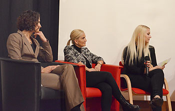 Prof. Dr Susanne Rettlbach, Gülcin Sahin und Moderatorin Sophia Schwab.