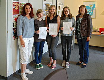 Für die Teilnehmer gab es Urkunden aus den Händen der Schulleiterin Ursula Graf (rechts).
