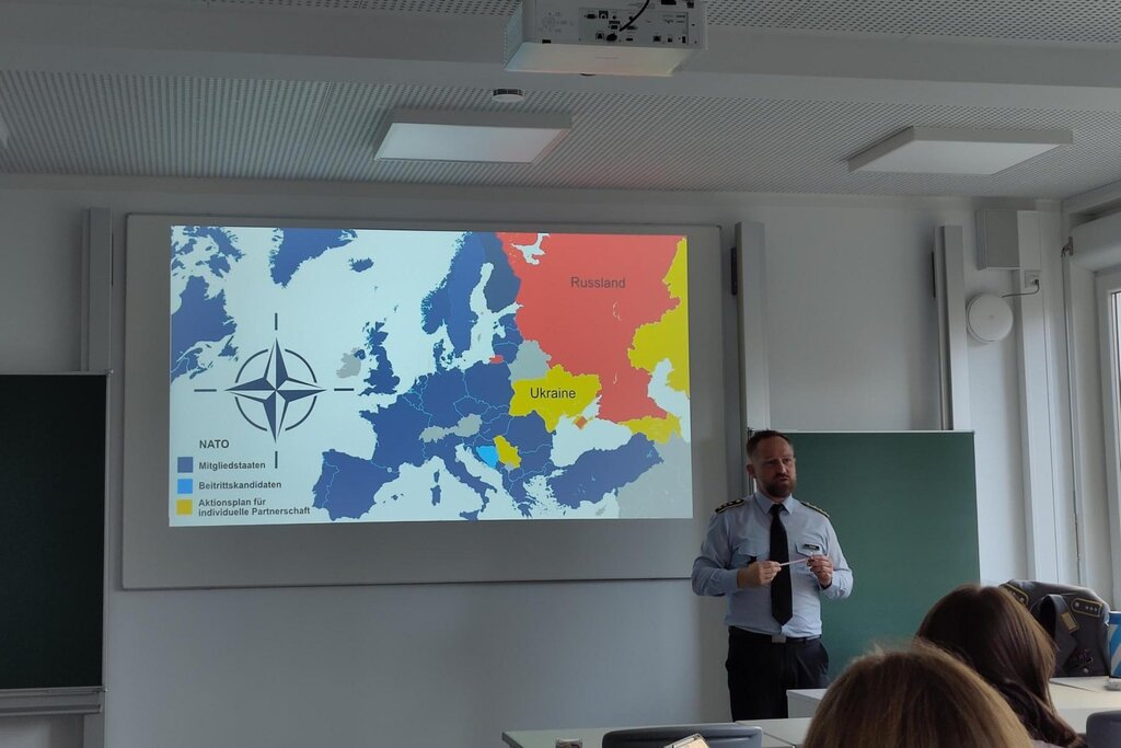 Bundeswehrjugendoffizier Dhany Sahm zu Gast am RWG – über „Zeitenwende“ und „Friedenstüchtigkeit“